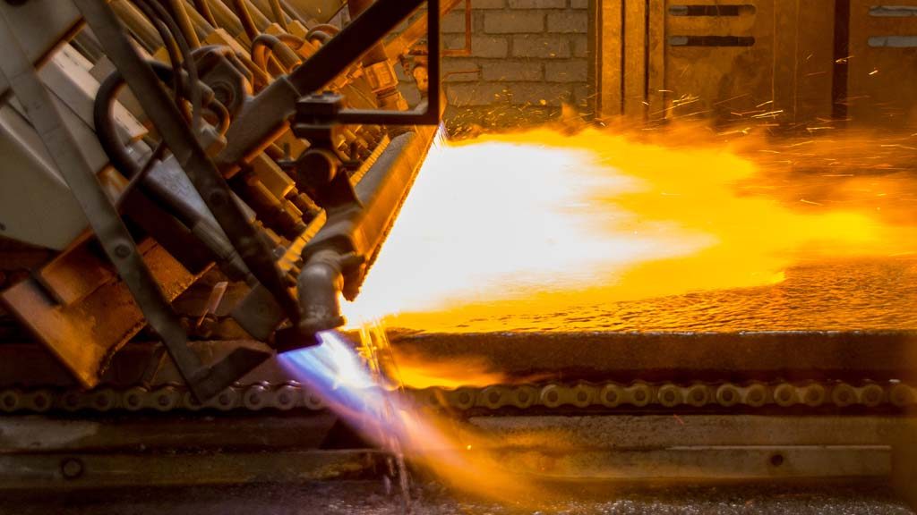 Image showcasing te flamed finishing process of Graniti Tecnica